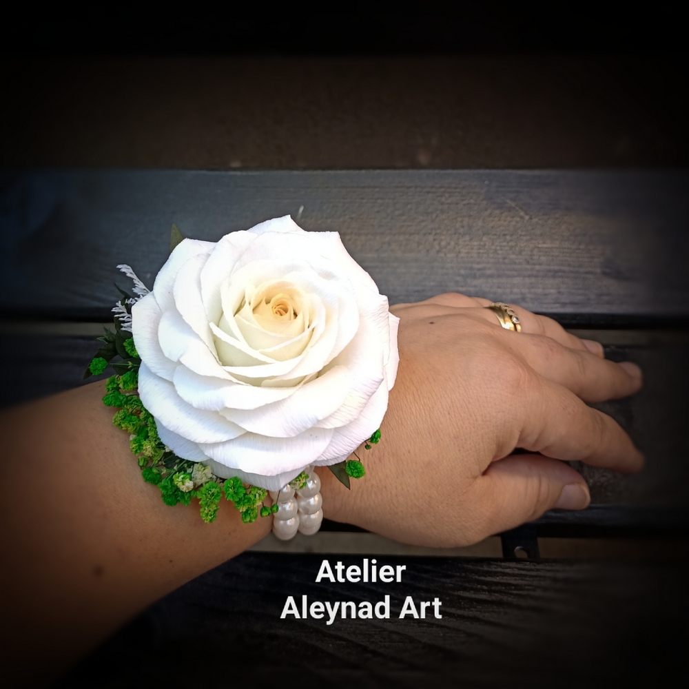 Corsaj "White rose & Green flowers"